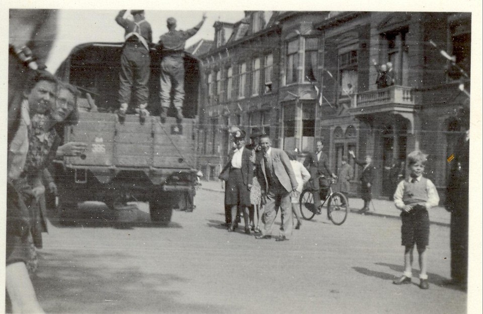 8 mei, Alkmaar heeft er lang op moeten wachten, maar daar is dan de eerste auto van de bevrijders.