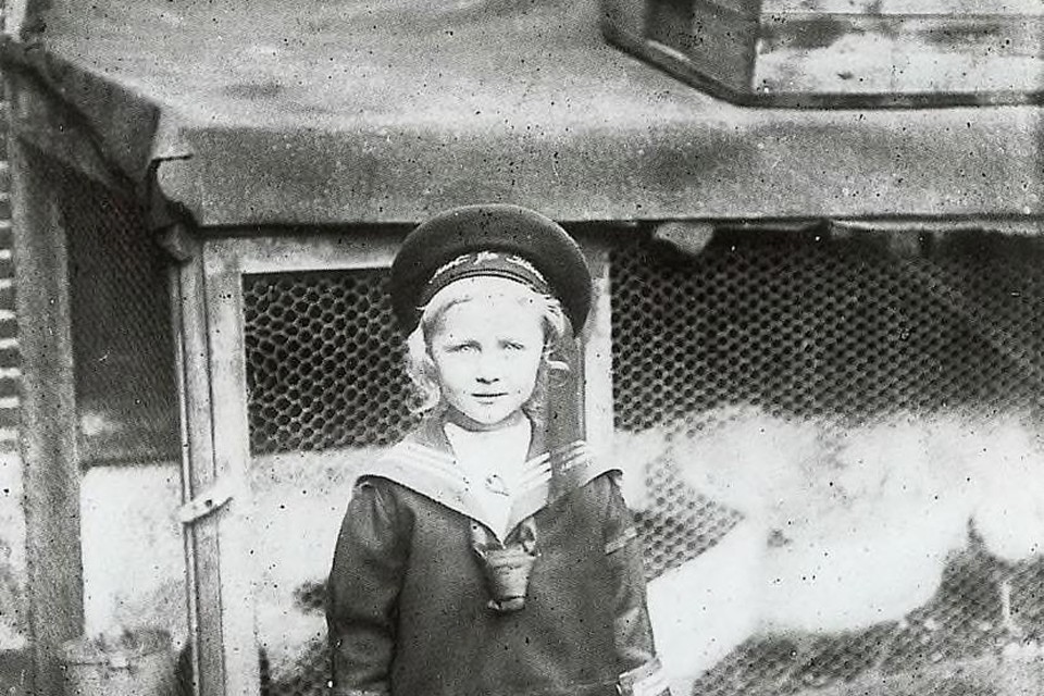 Cobal Pel in 1925 in de Vijfhoek, met achter haar een kippenhok.