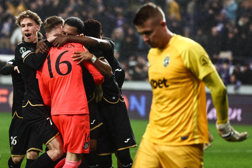 Il portiere olandese dell'Anderlecht Bart Verbruggen è abbracciato dai suoi compagni di squadra dopo i calci di rigore.  Cade Sergio Padt, portiere del Ludogorets.