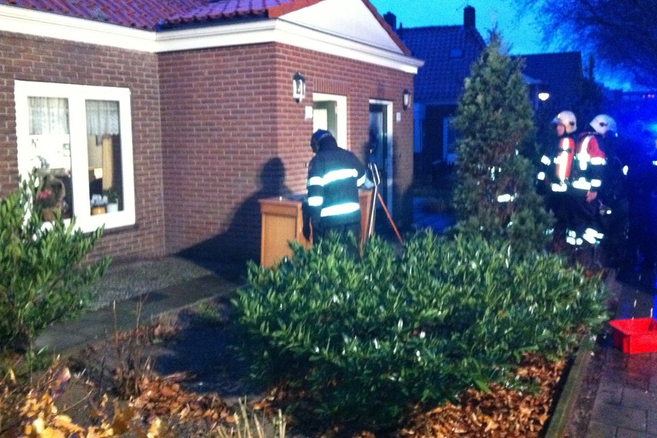 Kerststukje in brand bij woning Kerklaan in Heemskerk. Foto: Hans Vrenegoor/ DNP.NU