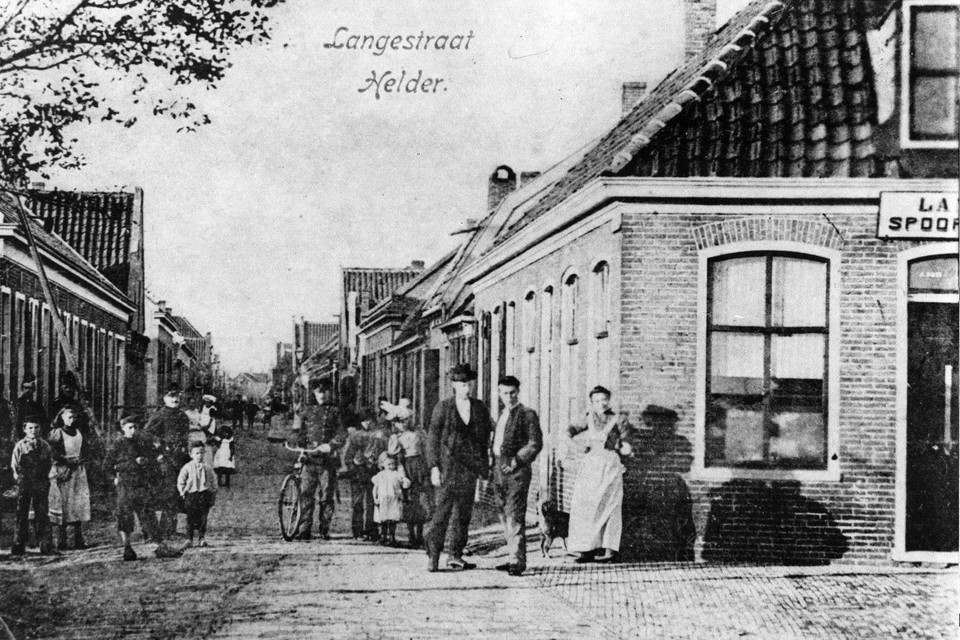 Rechts café Land- en Spoorzicht anno 1910.