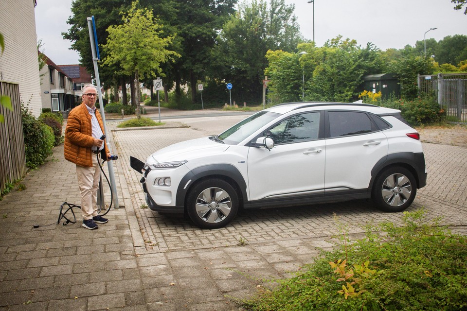 Rijinstructeur Marcel Rijk wil graag een laadpaal om zijn elektrische auto te kunnen opladen.