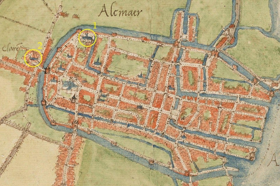 Kaart van Alkmaar door Jacob van Deventer, ca. 1560. Op de kaart zijn de locaties van het Minderbroedersklooster (1) en het Clarissenklooster (2) aangegeven.