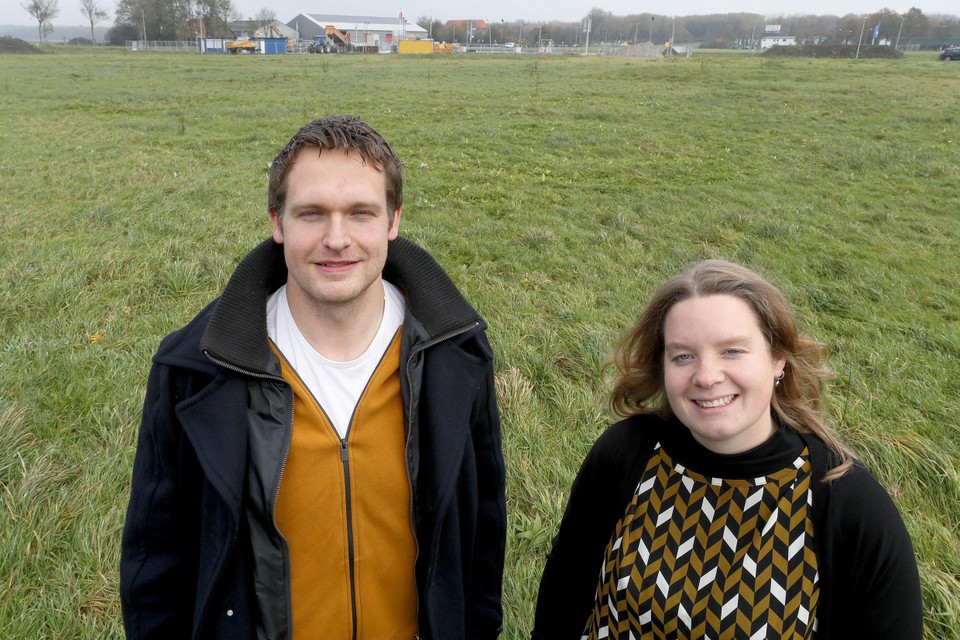 Thijs en Tamara aan het Westrak in Wieringerwerf, op bedrijventerrein Robbenplaat werd onlangs een plan gepresenteerd gemaakt voor een Flex Logement voor vierhonderd arbeidsmigranten.