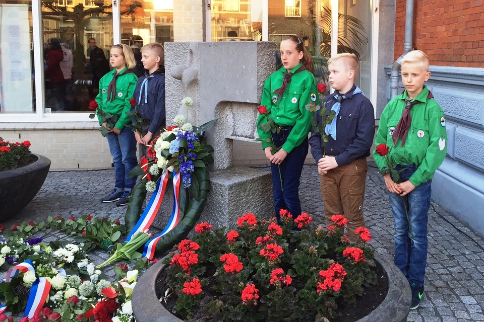 Scouts bij het monument in Uitgeest.