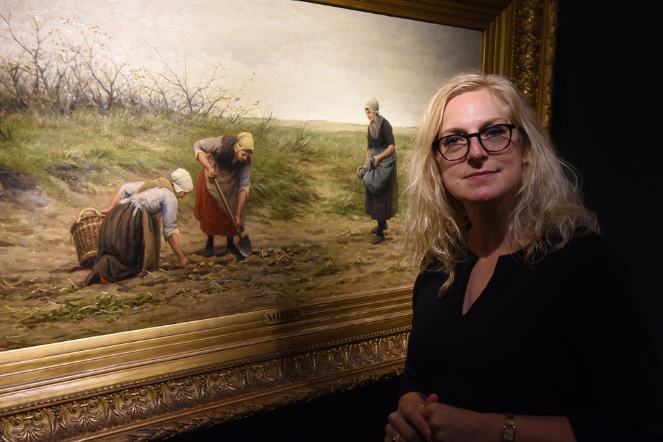Cécile Koenjer voor een van de schilderijen van de reizende expositie Lage Landen.