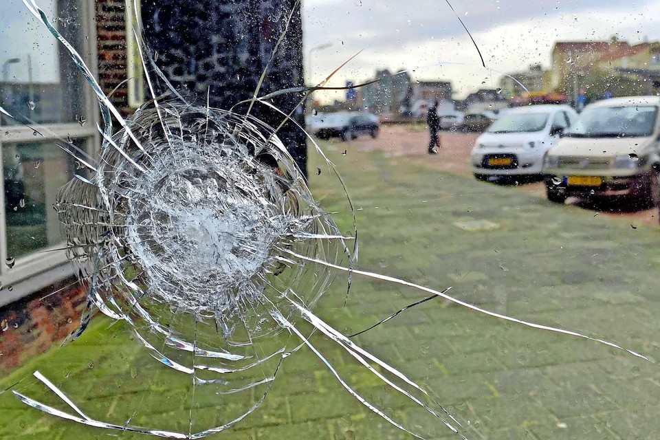 Een kogelinslag bij Hotel Meyer aan het Van der Wijckplein na de schietpartij op 16 februari 2021.