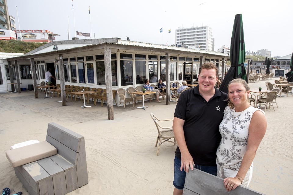 Bas Lemmens en zijn echtgenote Beaudine bij hun tijdelijke onderkomen van Beach Club Tien.