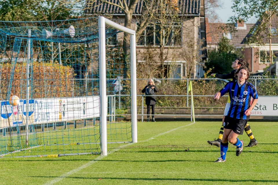 Menno Frankfort loopt weg nadat hij de 1-0 heeft gemaakt voor Vitesse’22.