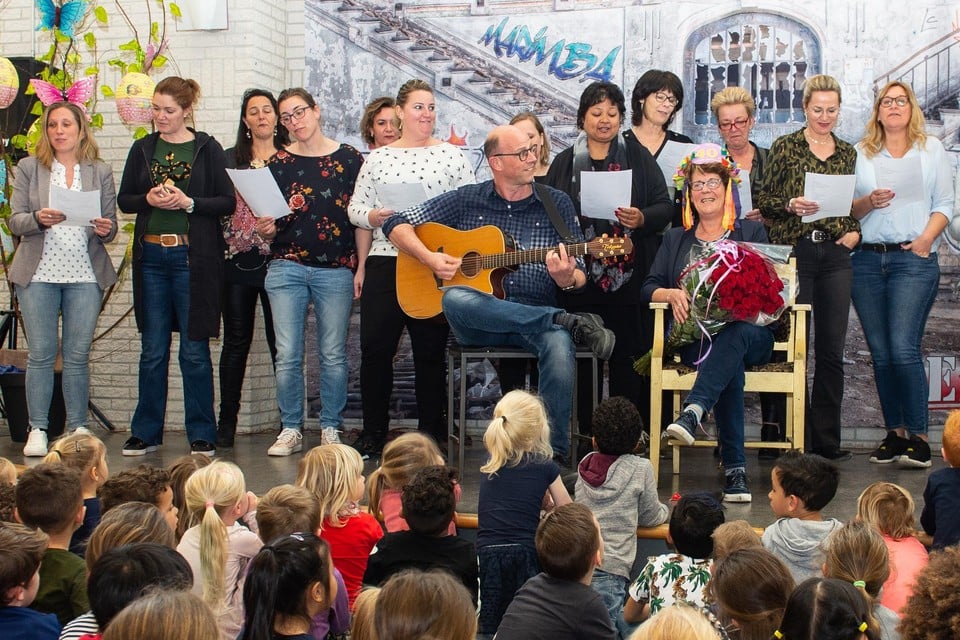 Juf Aty Bakker wordt toegezongen door collega’s en leerlingen.