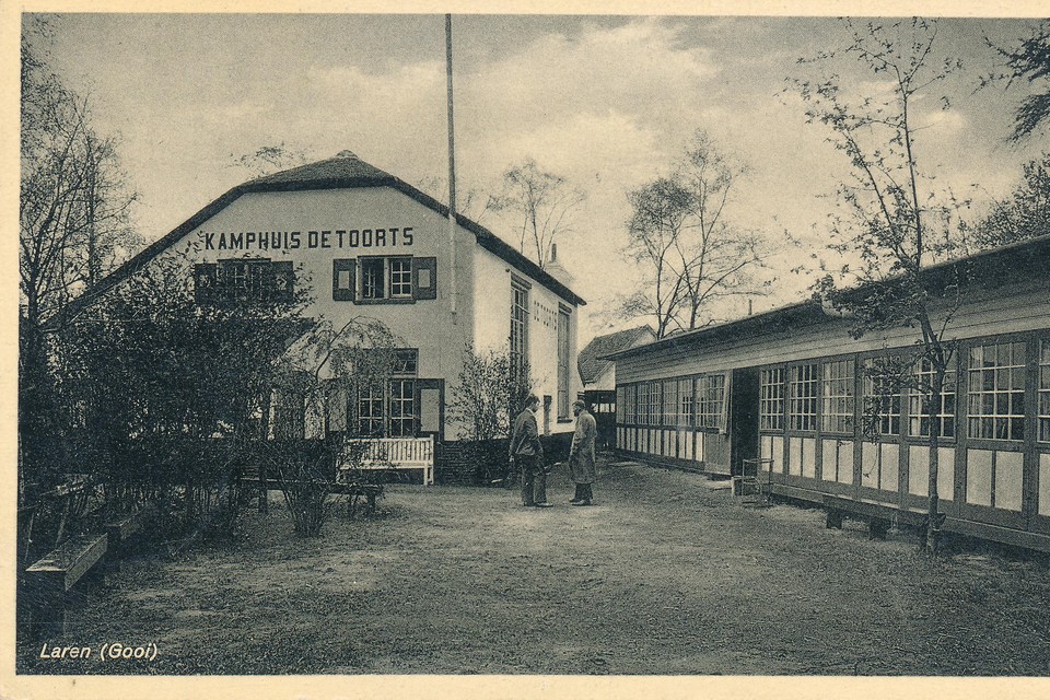 Kamphuis De Toorts in Laren op een oude ansichtkaart. Rechts het gebouw waar de politie de jongeren oppakte.