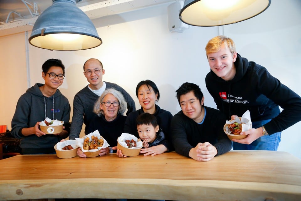 Een deel van het team van Chickytonight: v.l.n.r. Timo Phummarin, Howan Cheung, Beeb Deitmers, Cindy (met kleine Geoffrey), Michael Cheung en Robin Retz.