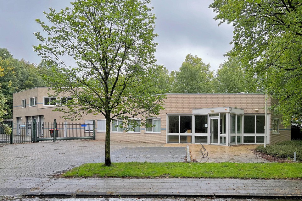 Het voormalige politiebureau in Wieringerwerf waar mogelijk appartementen voor starters komen.