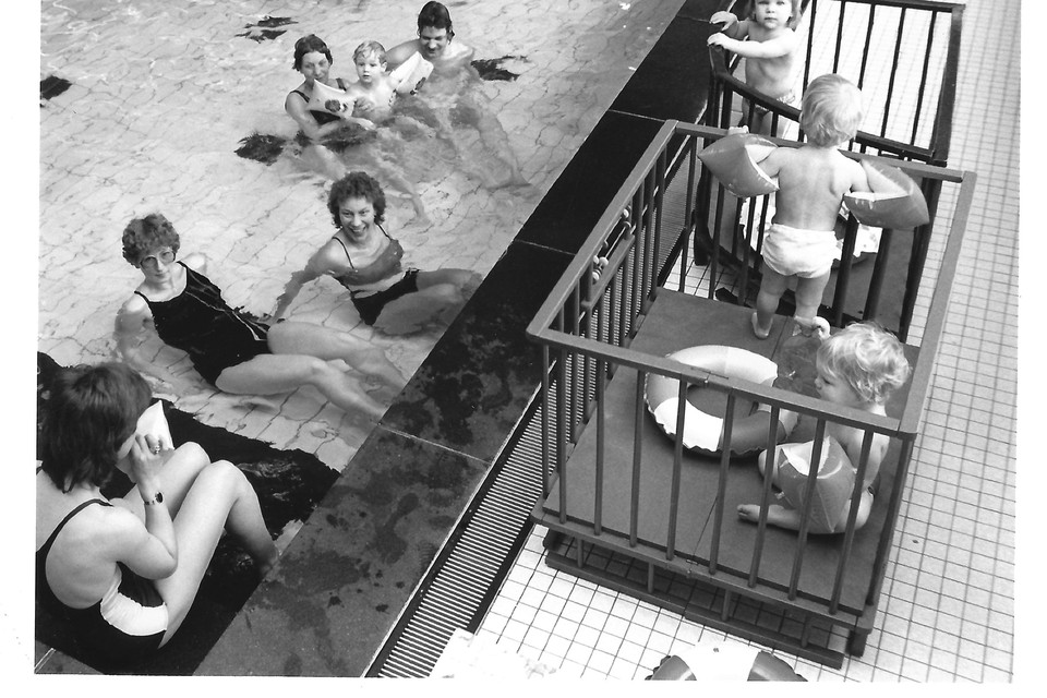 Vrolijkheid in 1984: moeders in het water, peuters even in de box op de rand van het zwembad.