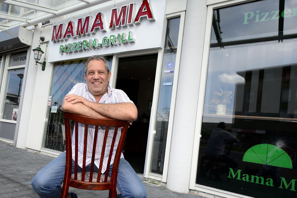 Emiel Mahrous van pizzeria Mama Mia. De gemeente wil graag dat hij bij zijn restaurant een terras begint.