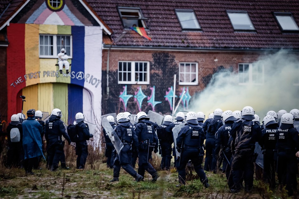 Duizenden agenten zijn woensdag begonnen om het gebarricadeerde dorp Lützerath te bevrijden van milieuactivisten.