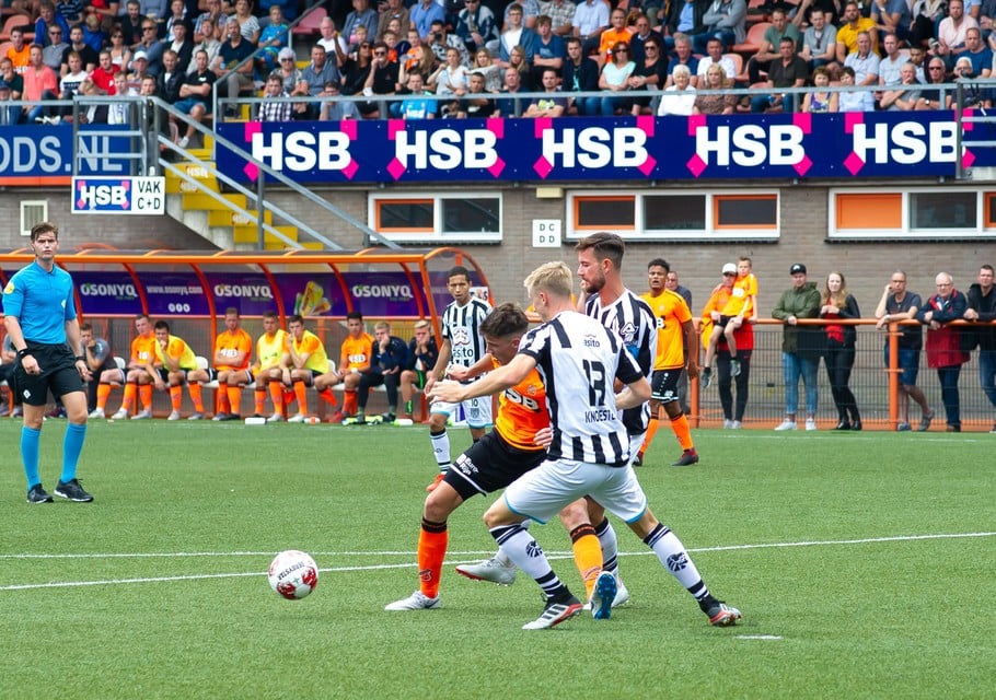 Jari Vlak maakt het de verdedigers van Heracles Almelo lastig.