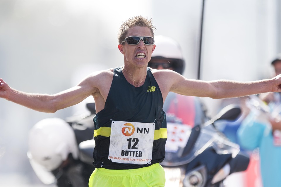Michel Butter komt over de finish tijdens de NN Marathon Rotterdam.