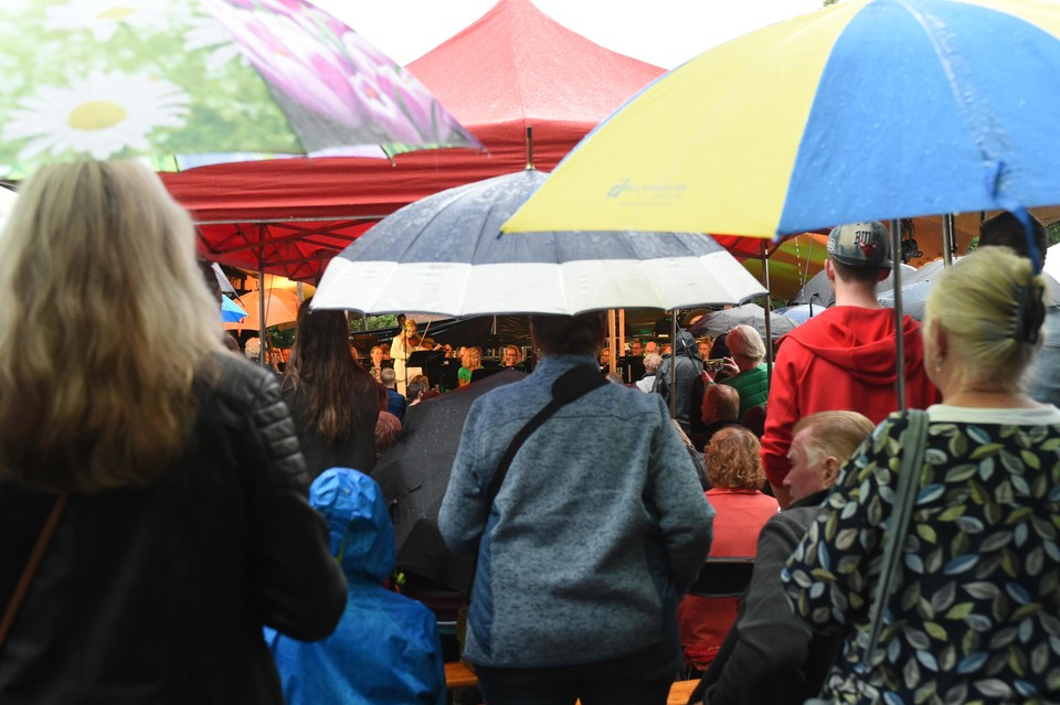 De regen hield trouwe fans van St Caecilia niet tegen.