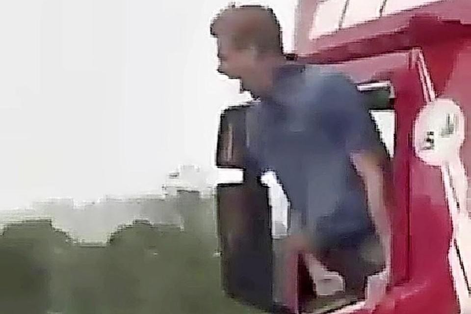 De obscene bewegingen van de toen 26-jarige man uit Egmond werden gefilmd door een collega-chauffeur vanuit een andere vrachtwagen.