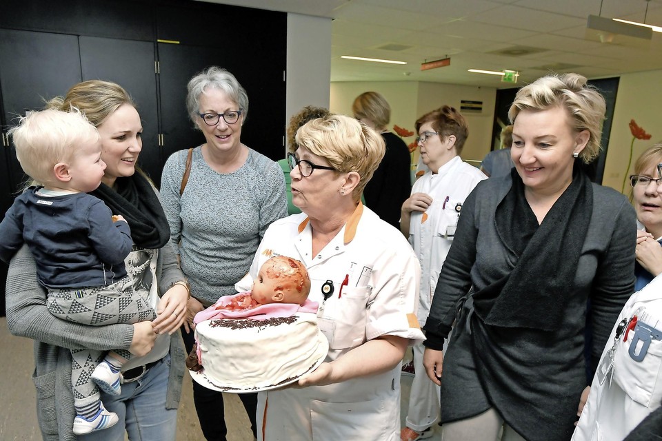 Nanneke Adriaanse tijdens het afscheid van haar werk. Haar collega’s maakten een taart met een baby erop.