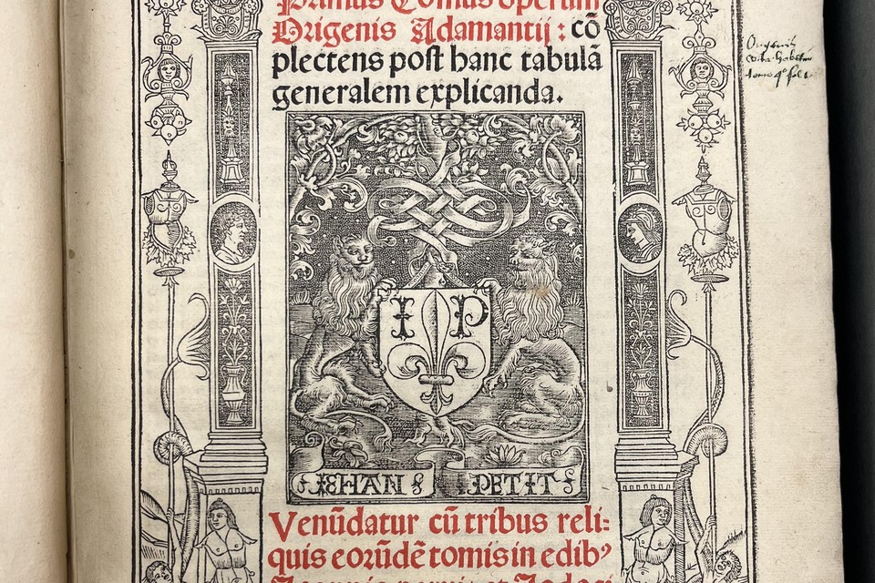 Titelpagina van het oudste boek van de drie bibliotheken: een werk van Origenes, gedrukt in 1512 (pastoorsbibliotheek Limmen). Het oudste boek in de pastoorsbibliotheek Akersloot komt uit 1528, in de bibliotheek van Heiloo uit 1520.