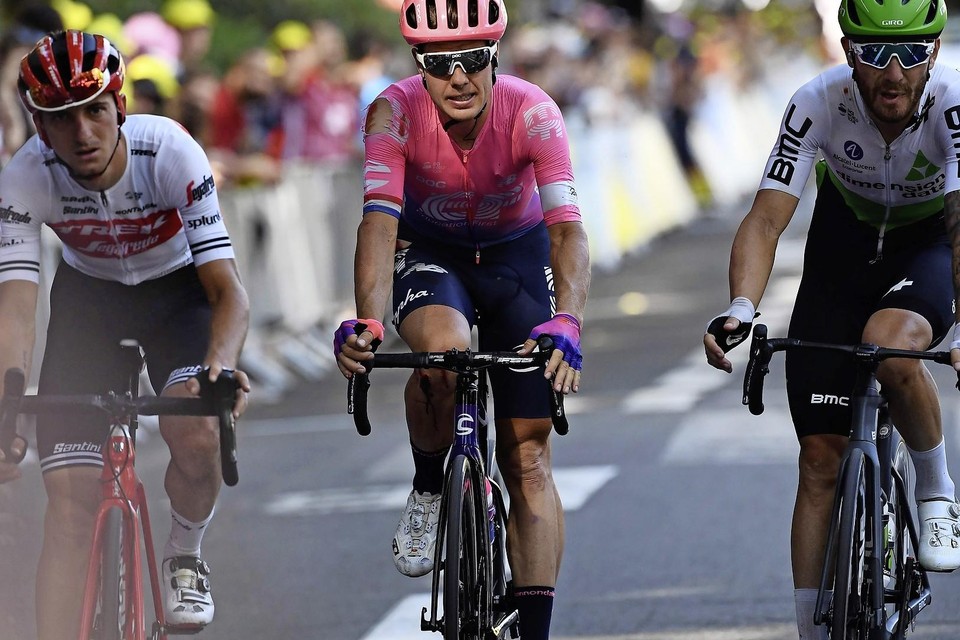 Sebastian Langeveld (m) komt met achterstand over de streep in Toulouse. Hij was hard gevallen tijdens de 11e etappe.