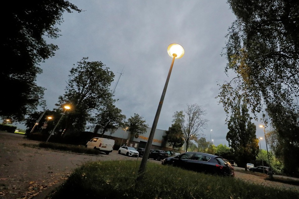 Verlichting langs de Hartweg en op het parkeerterrein bij Niedorphal werkt weer.