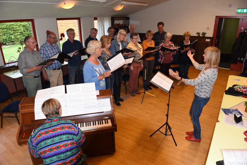 Repetitie van het koor onder leiding van Lida Wels.