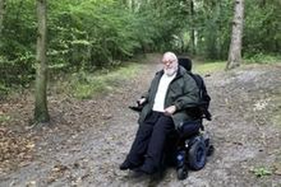 Wijlen Kees de Jager op de plek waar hij graag een rolstoelpad gerealiseerd had gezien.