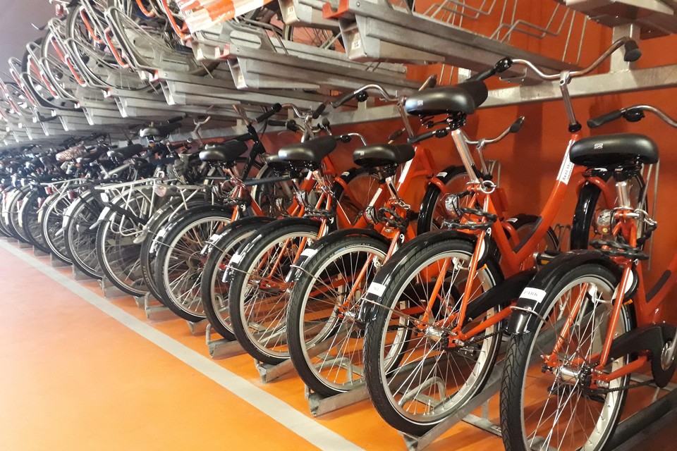 Bij de fietsenstalling onder station Beverwijk wachten de leenfietsen op hun volgende gebruiker.