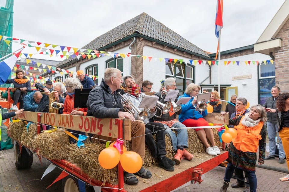 Onder aanvoering van muziekvereniging DEK maakten de kinderen van Den Hoorn een ronde door het dorp met versierde fietsen en andere voertuigen.