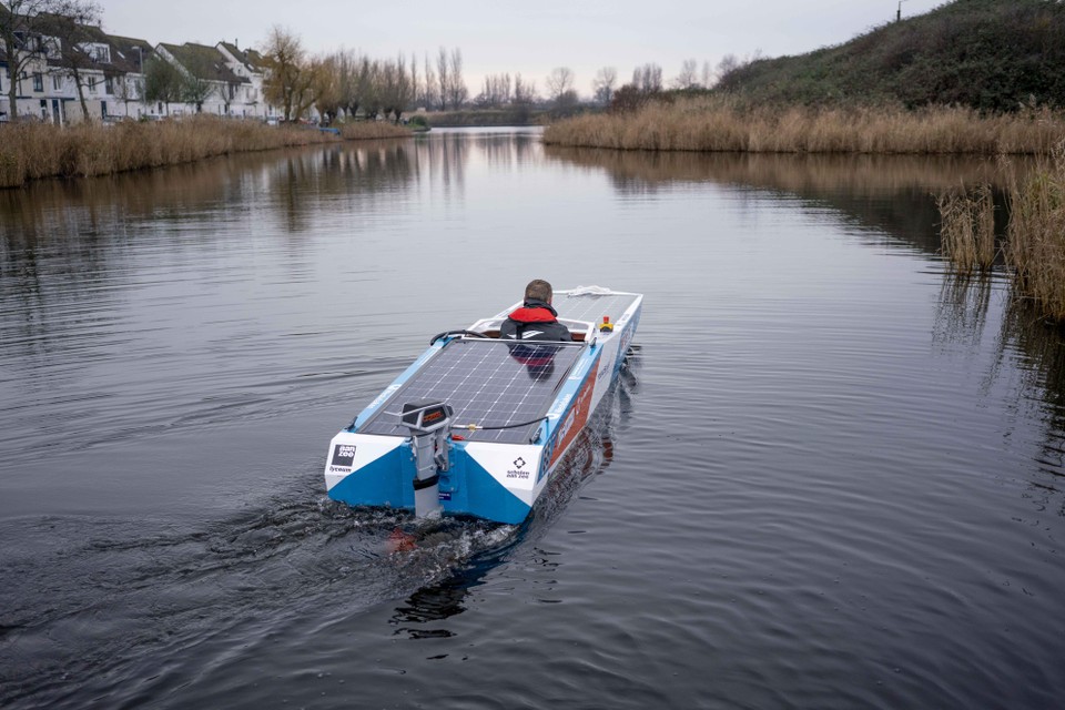De Solarboot van Lyceum aan Zee heeft Westoever verlaten en is op weg naar Willemsoord.