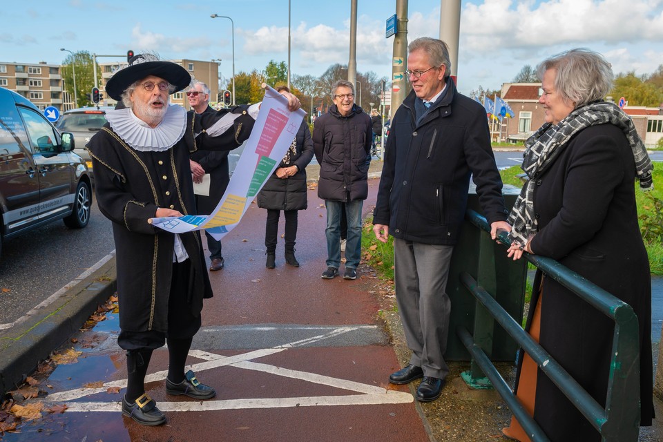 ’Jan Adriaanszoon Leeghwater’ overhandigt de doelstellingen van stichting Beemster Vanzelfspreken aan burgemeesters Don Bijl en Karen Heerschop.