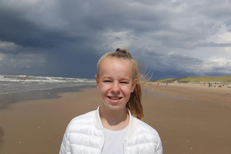 Tamar op het strand in Castricum, 2019.