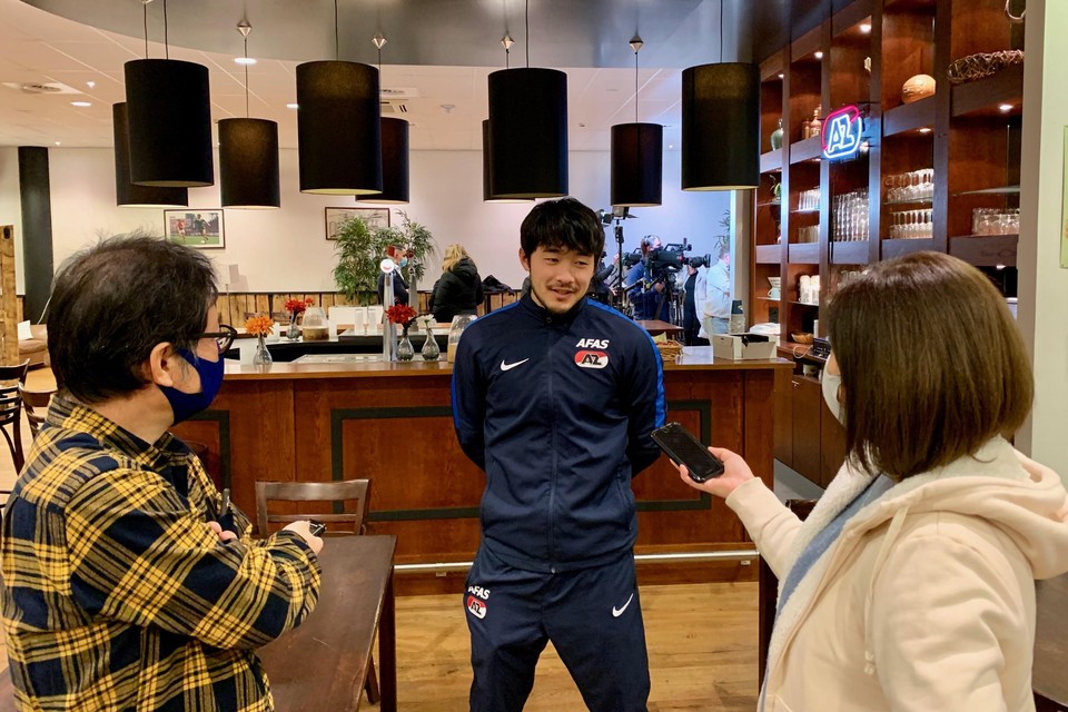 Yukinari Sugawara na de wedstrijd tegen ADO Den Haag in gesprek met de verslaggevers Toru Nakata en Mami Kasuya.