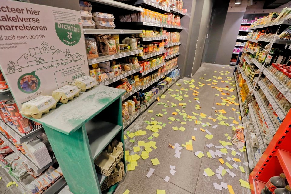 De winkelvoorraad van de Spar in Petten is volledig verpest door poederschuim.