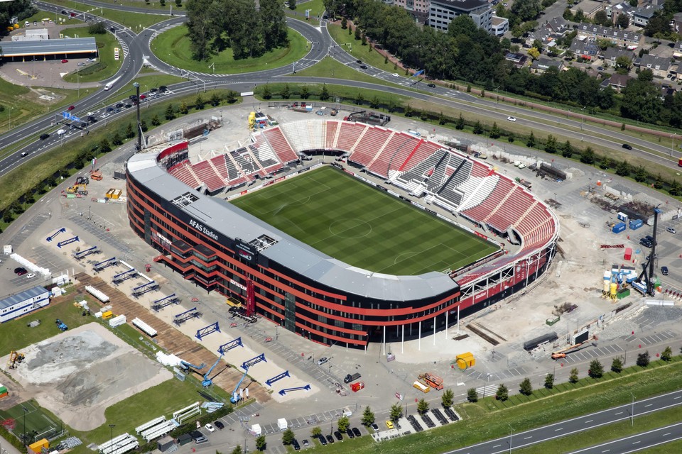 31-07-2020: De bouw van het nieuwe dak op het stadion is begonnen.