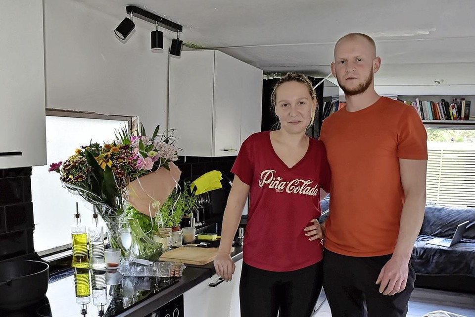 Mateus Zygadlo (24) en zijn vriendin Victoria (25) wonen sinds drie maanden op Ursemmerhof. Ze hebben 20.000 euro in hun stacaravan geïnvesteerd.