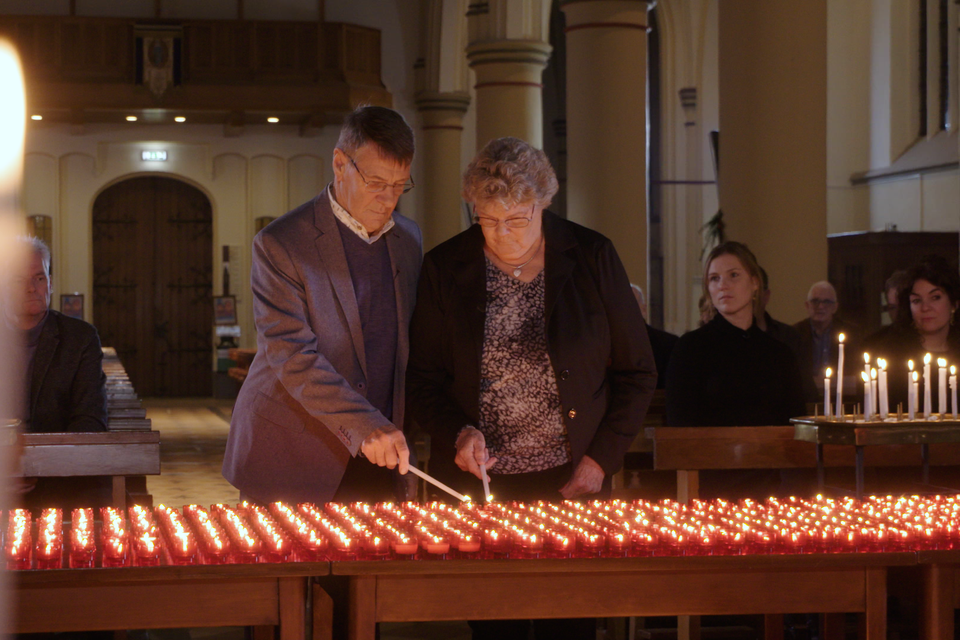In de documentaire is te zien hoe ouders Adrie en Corrie Groen in hun kerk in Schagen een kaarsje branden voor hun verdwenen dochter Tanja en voor Peter R. de Vries.
