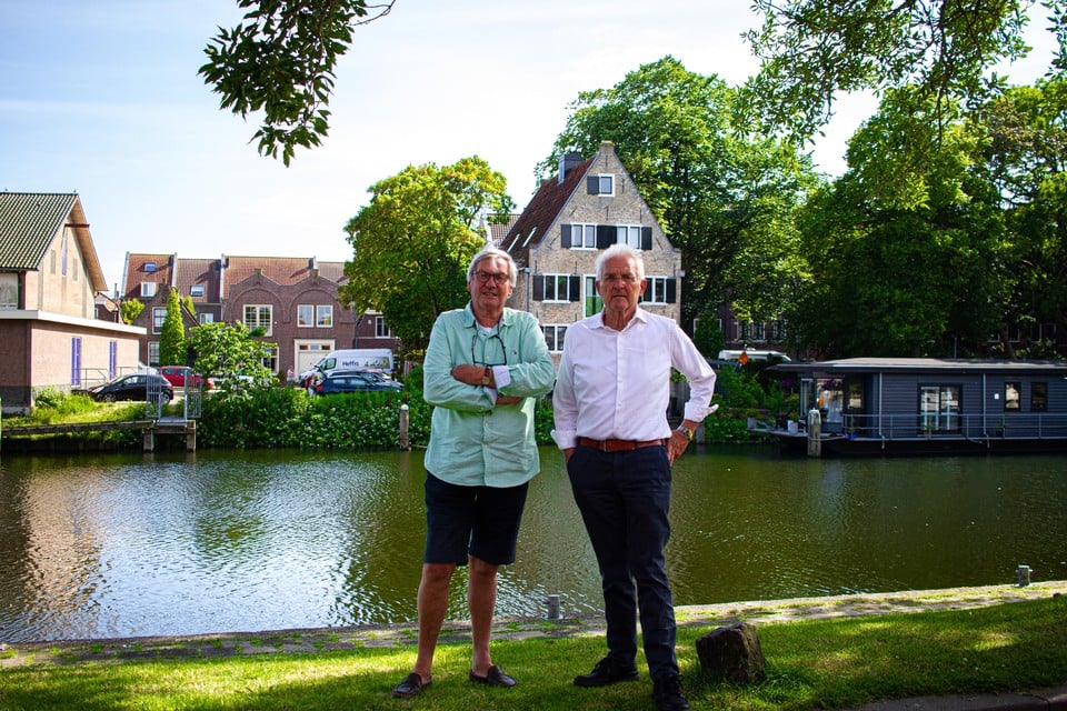 Nico Waalkes en Frans Chattellon aan de Dijk met op de achtergrond het gerestaureerde pakhuis.