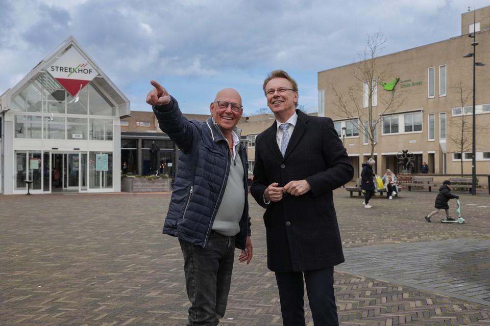 Burgemeester Ronald Wortelboer met Garm Besseling van het Streekhof op het plein.