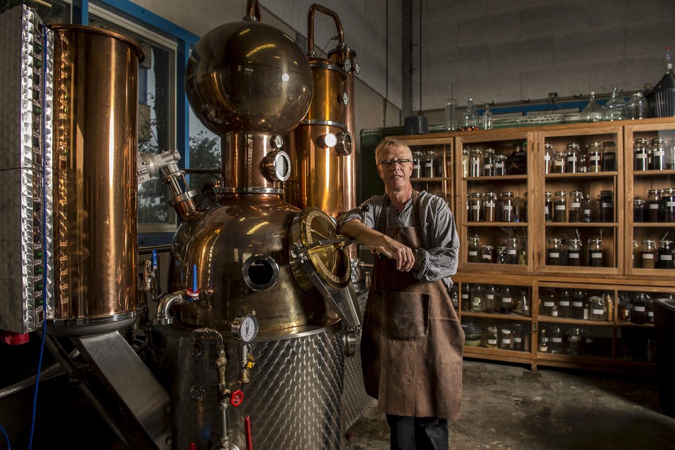 Arthur Kruijt in het hart van de dsitilleerderij, de distilleerketel en de authentieke tincturenkast.