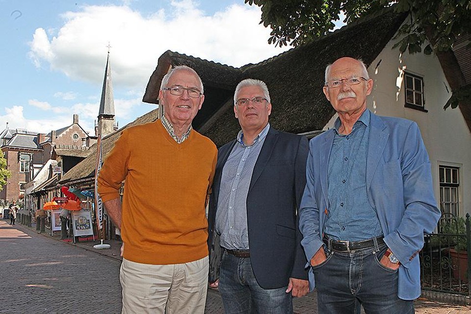 Ed Vermeulen, Eric van der Ent en Cees Roodnat (vlnr) in de Laanstraat.