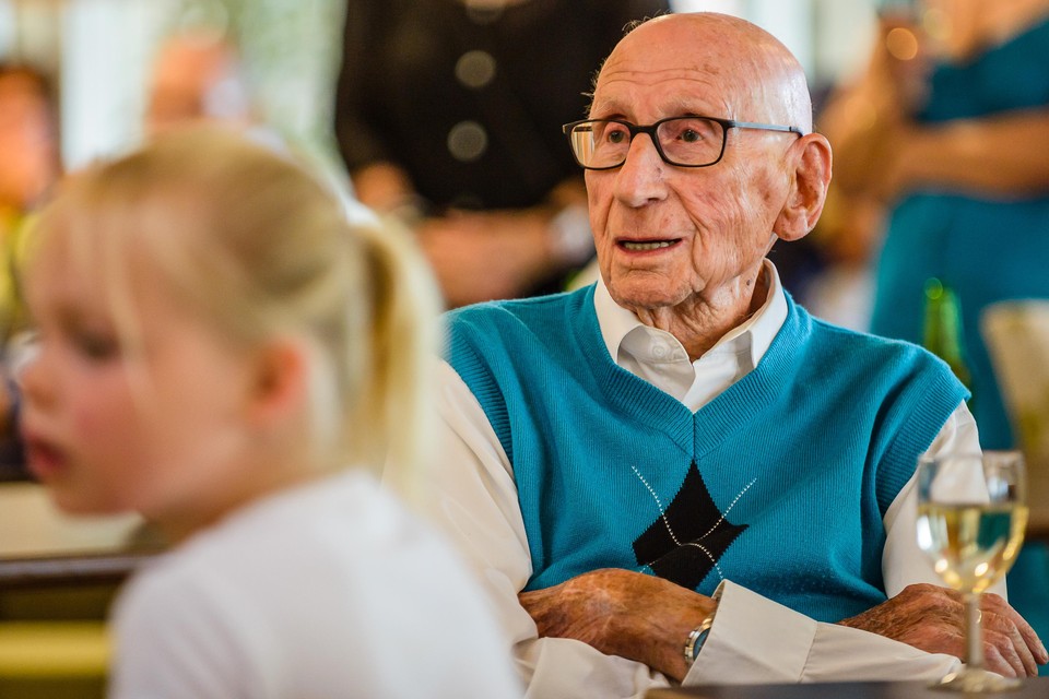 Oud-verzetsstrijder Wim Blank krijgt zo veel visite op zijn honderdste verjaardag dat zijn koffie tot twee keer toe koud werd.