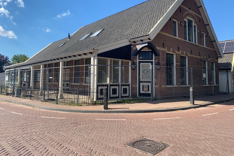 Het voormalige café-restaurant Halfweg in Midwoud is nu afgezet met hekken.