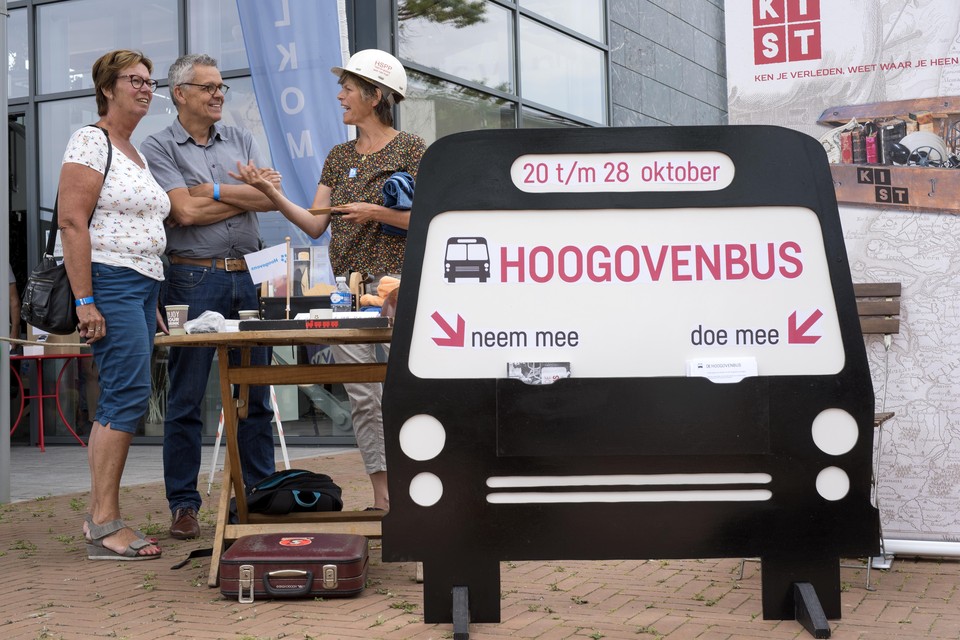 Pauline van Vliet promoot de ’hoogovenbus’ (nu nog van hout, straks een echte) afgelopen weekeinde bij Huis van Hilde.