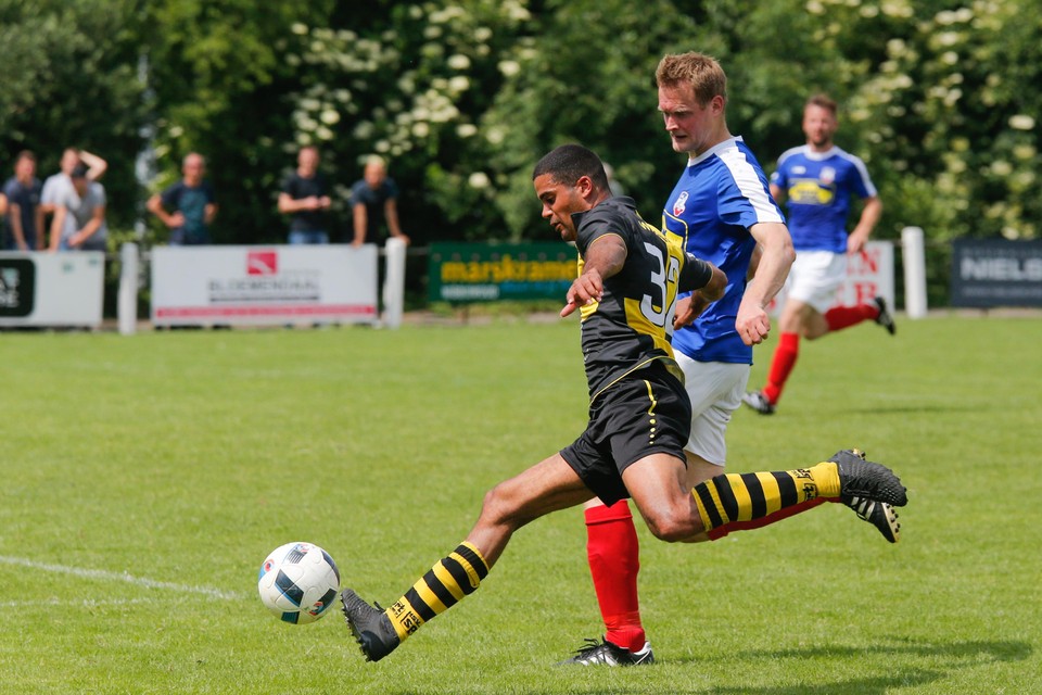 HSV Sport-linksbuiten Ricardo Pengel in duel met Hauwert’65-verdediger Jeroen Houtsma.
