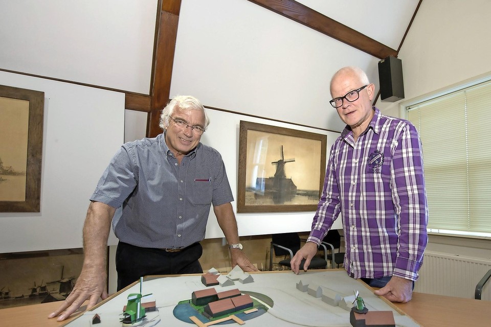 André Drost (links) en Martin Schaap bij de maquette van de Wereld van Windmolens