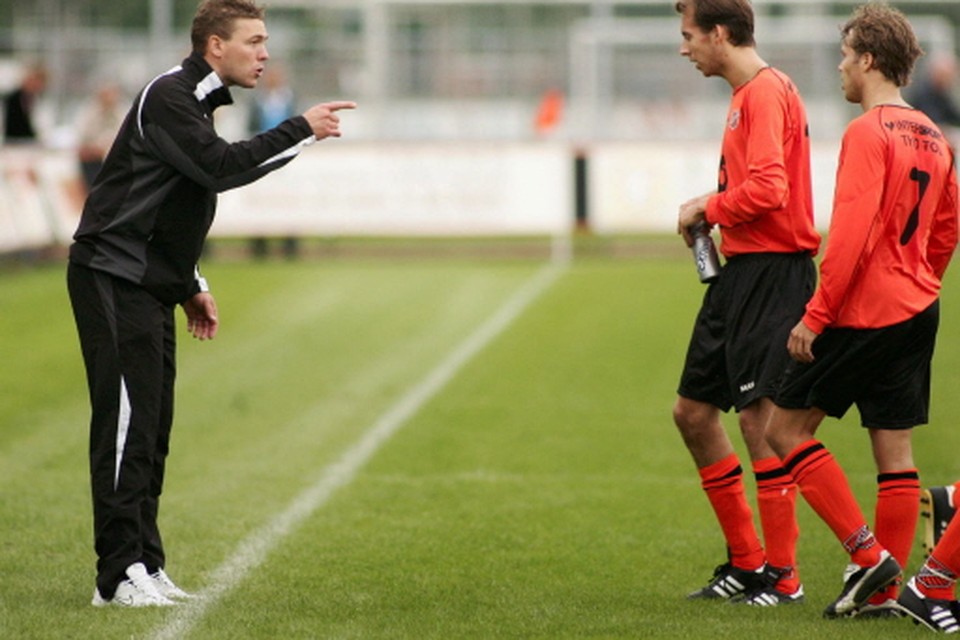 Berry Smit als coach van RKAV Volendam